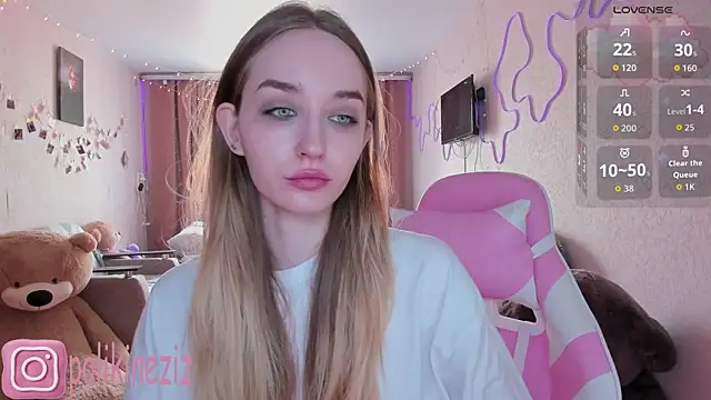 Snapshot of MoonDust chatting on April 2026 10:57:02 AM MoonDust online show from April 2026 10:57:02 AM