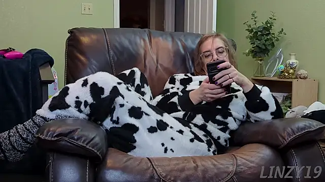 Snapshot of Linzy_19 chatting on January 2025 03:17:02 AM Linzy 19 online show from January 2025 03:17:02 AM