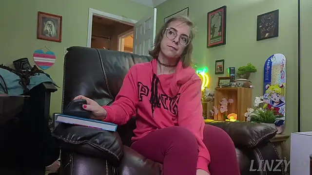 Snapshot of Linzy_19 chatting on January 2025 03:32:02 PM Linzy 19 online show from January 2025 03:32:02 PM