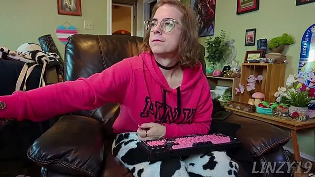 Snapshot of Linzy_19 chatting on January 2025 04:52:01 PM Linzy 19 online show from January 2025 04:52:01 PM