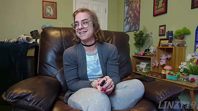 Snapshot of Linzy_19 chatting on January 2025 03:33:01 AM Linzy 19 online show from January 2025 03:33:01 AM