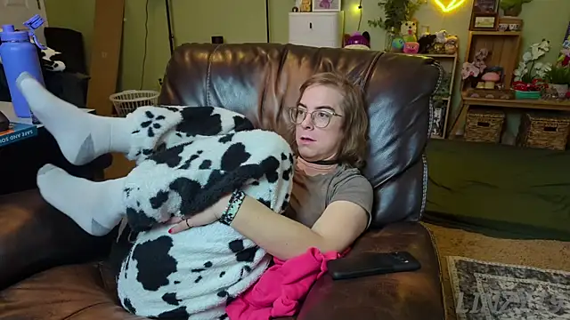 Snapshot of Linzy_19 chatting on January 2025 04:14:02 AM Linzy 19 online show from January 2025 04:14:02 AM