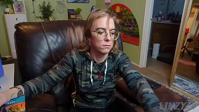 Snapshot of Linzy_19 chatting on February 2025 12:18:01 AM Linzy 19 online show from February 2025 12:18:01 AM