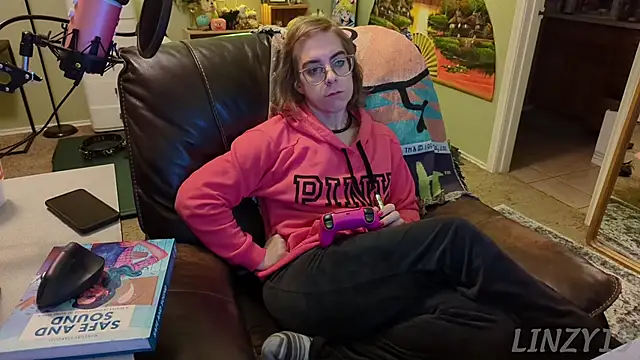 Snapshot of Linzy_19 chatting on February 2025 04:25:01 AM Linzy 19 online show from February 2025 04:25:01 AM