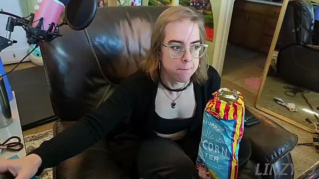 Snapshot of Linzy_19 chatting on February 2025 07:30:01 PM Linzy 19 online show from February 2025 07:30:01 PM