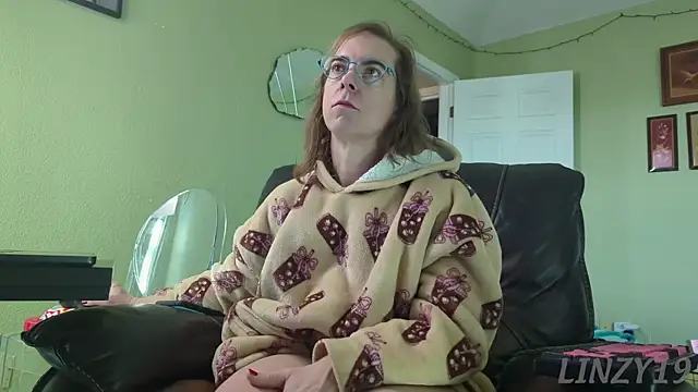 Snapshot of Linzy_19 chatting on November 2025 04:16:01 PM Linzy 19 online show from November 2025 04:16:01 PM