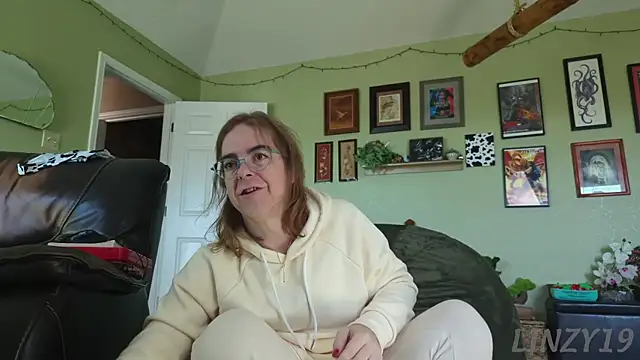 Snapshot of Linzy_19 chatting on November 2025 05:34:01 PM Linzy 19 online show from November 2025 05:34:01 PM