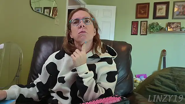 Snapshot of Linzy_19 chatting on November 2025 04:40:02 PM Linzy 19 online show from November 2025 04:40:02 PM