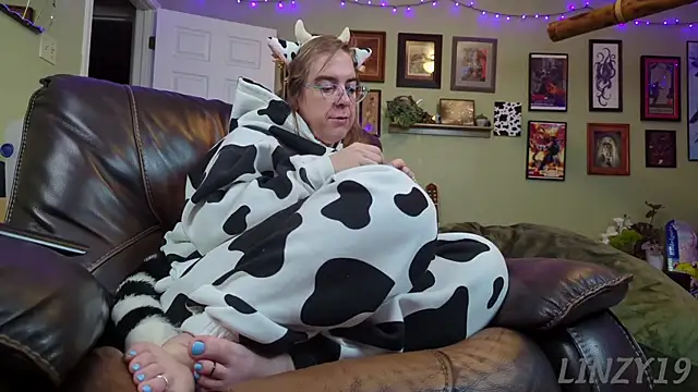 Snapshot of Linzy_19 chatting on November 2025 04:44:02 AM Linzy 19 online show from November 2025 04:44:02 AM