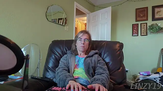 Snapshot of Linzy_19 chatting on November 2025 02:34:02 PM Linzy 19 online show from November 2025 02:34:02 PM