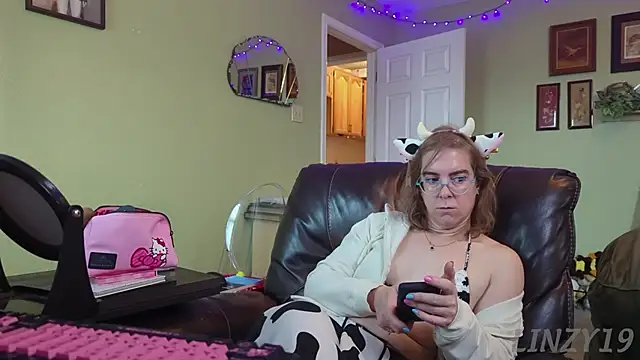 Snapshot of Linzy_19 chatting on November 2025 03:45:01 PM Linzy 19 online show from November 2025 03:45:01 PM