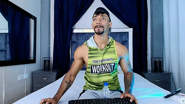 Snapshot of Manolo_Hot1 chatting on January 2025 02:00:02 PM Manolo Hot1 online show from January 2025 02:00:02 PM