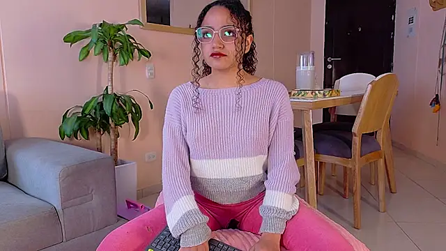 DAHLIA BROWNIE online show from April 2026 08:44:01 PM