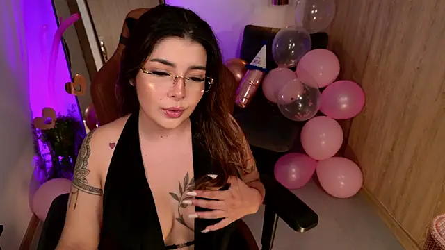 Snapshot of LisaMonroe_ chatting on May 2026 08:37:01 PM LisaMonroe online show from May 2026 08:37:01 PM