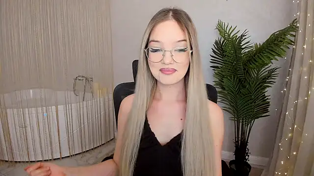 Snapshot of FloweryLove_1 chatting on January 2025 03:15:02 PM FloweryLove 1 online show from January 2025 03:15:02 PM