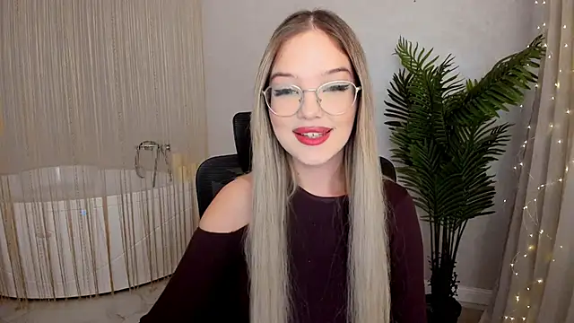 Snapshot of FloweryLove_1 chatting on January 2025 06:17:02 PM FloweryLove 1 online show from January 2025 06:17:02 PM