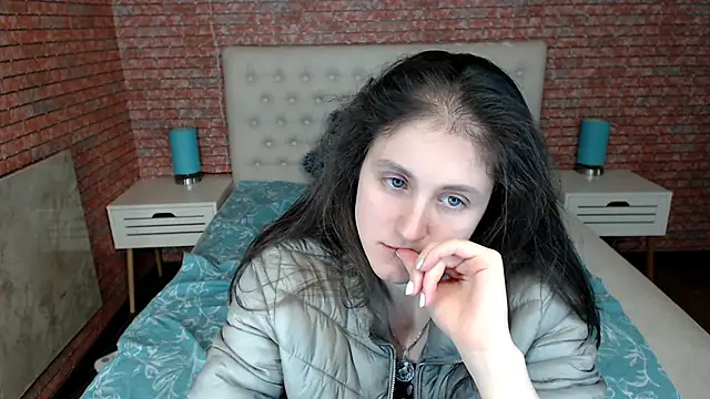 Holliy Cooper online show from March 2025 04:54:02 PM