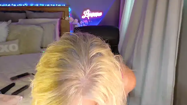 Lenaxox online show from May 2026 06:59:01 PM