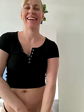 Snapshot of DarleenHot chatting on January 2025 09:18:01 AM DarleenHot online show from January 2025 09:18:01 AM