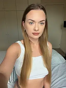 Snapshot of ElenaRebelle chatting on May 2026 05:14:01 AM ElenaRebelle online show from May 2026 05:14:01 AM