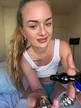 Snapshot of ElenaRebelle chatting on May 2026 06:10:02 AM ElenaRebelle online show from May 2026 06:10:02 AM