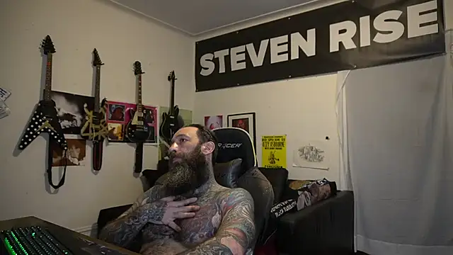 Snapshot of StevenRiseNYC chatting on May 2026 11:45:01 PM StevenRiseNYC online show from May 2026 11:45:01 PM