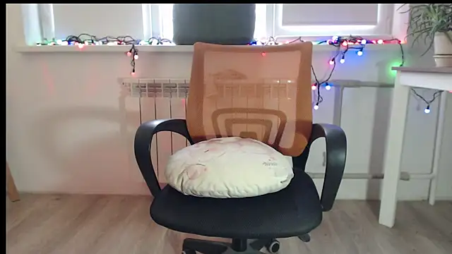 Snapshot of Cutie_peach chatting on January 2026 12:21:01 PM Cutie peach online show from January 2026 12:21:01 PM